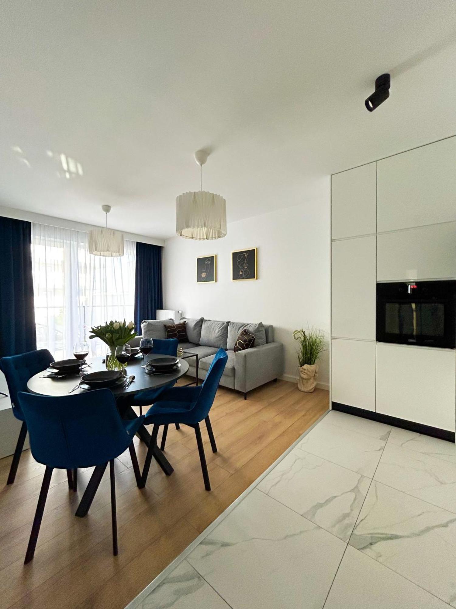 Lumina Stylish 3-Room Apart With Balcony 우치 외부 사진