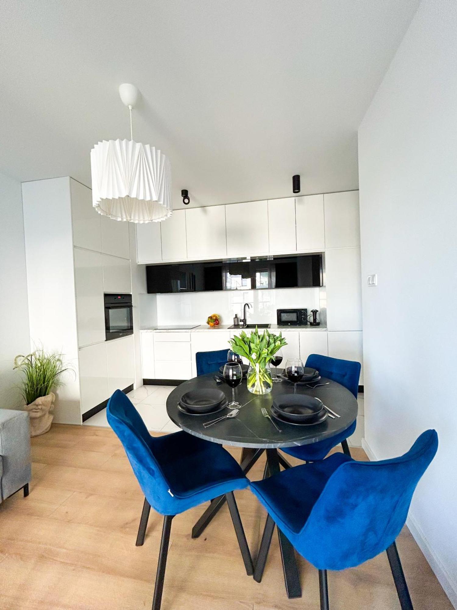 Lumina Stylish 3-Room Apart With Balcony 우치 외부 사진