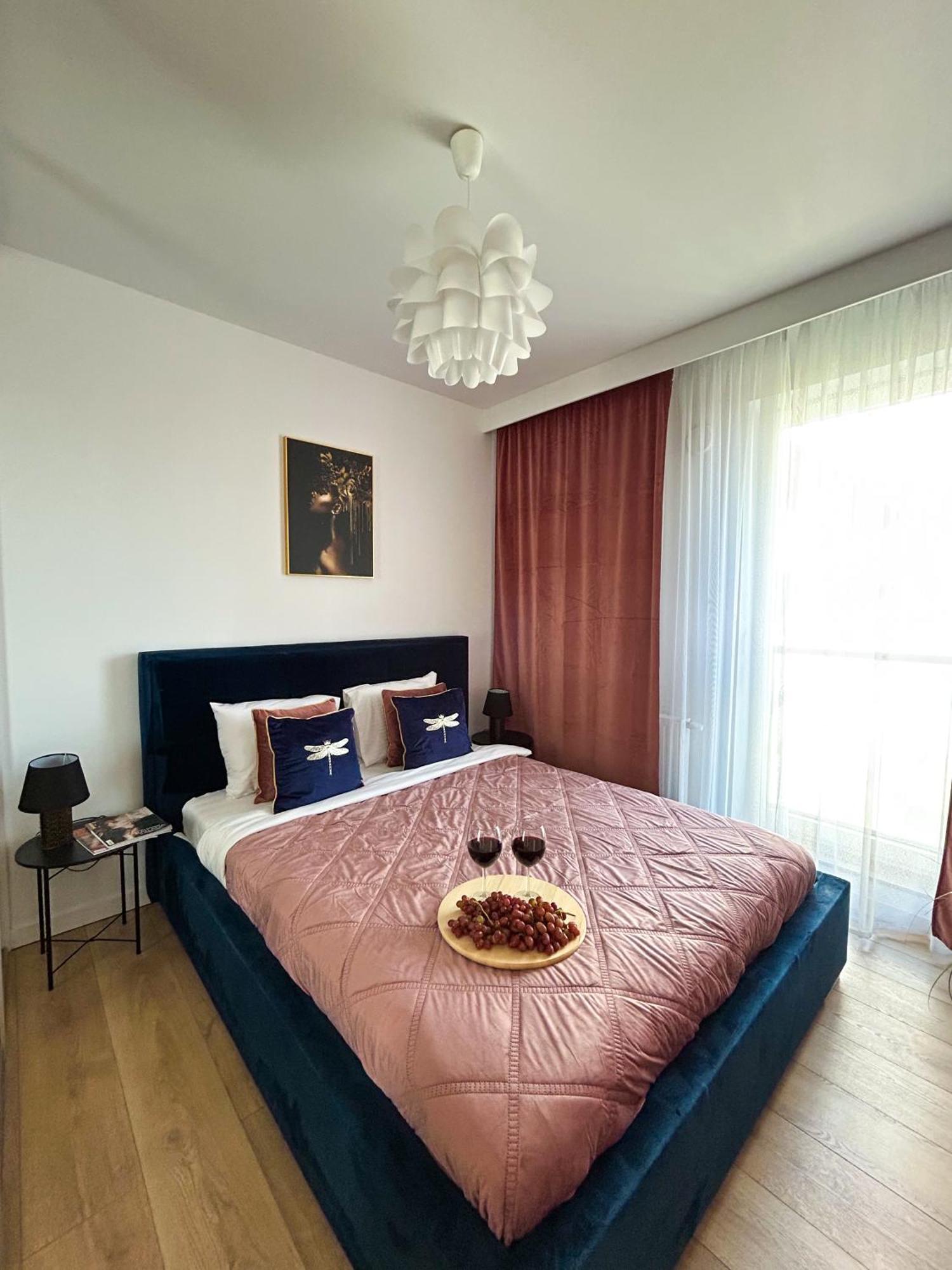 Lumina Stylish 3-Room Apart With Balcony 우치 외부 사진