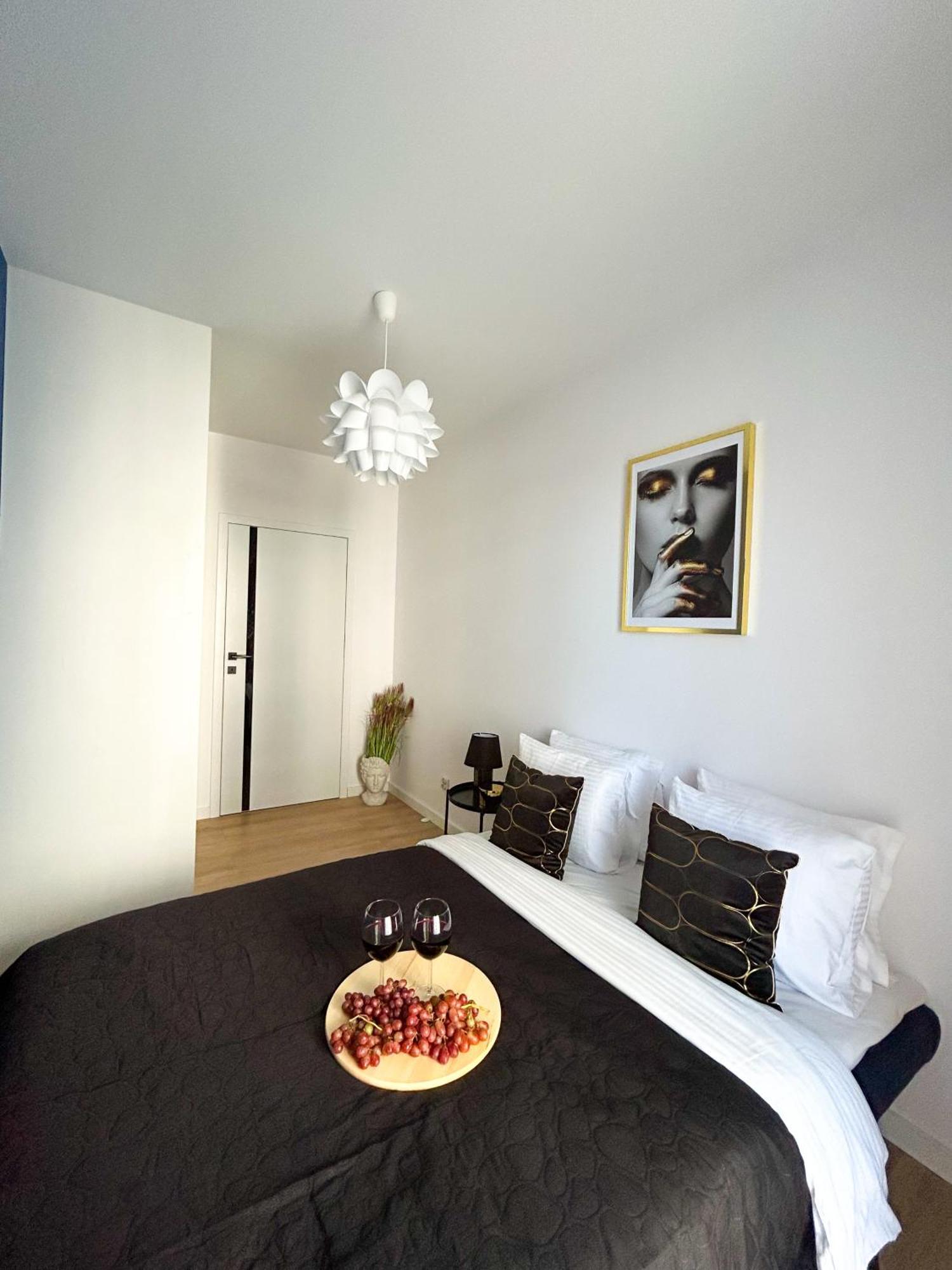 Lumina Stylish 3-Room Apart With Balcony 우치 외부 사진