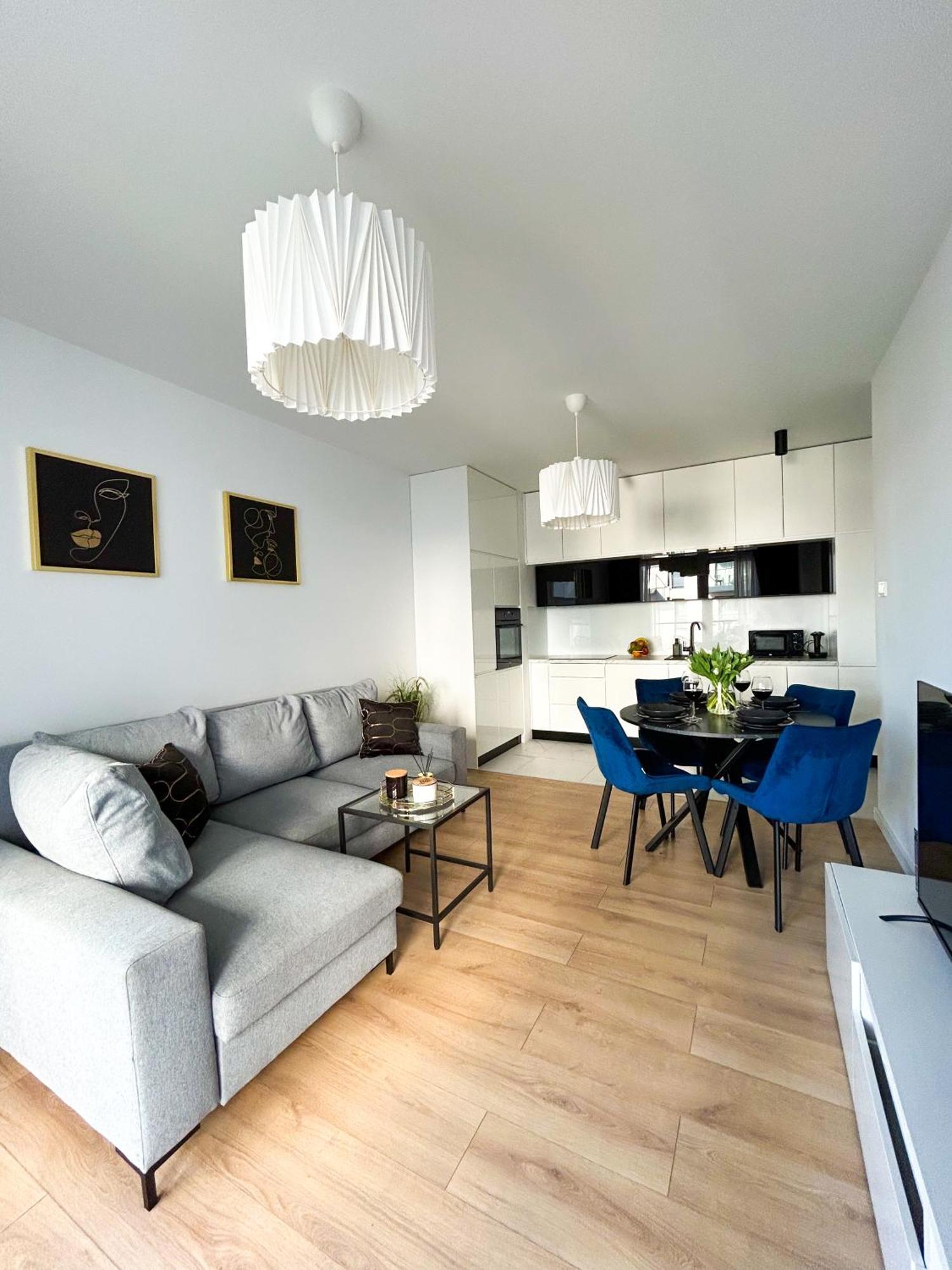 Lumina Stylish 3-Room Apart With Balcony 우치 외부 사진