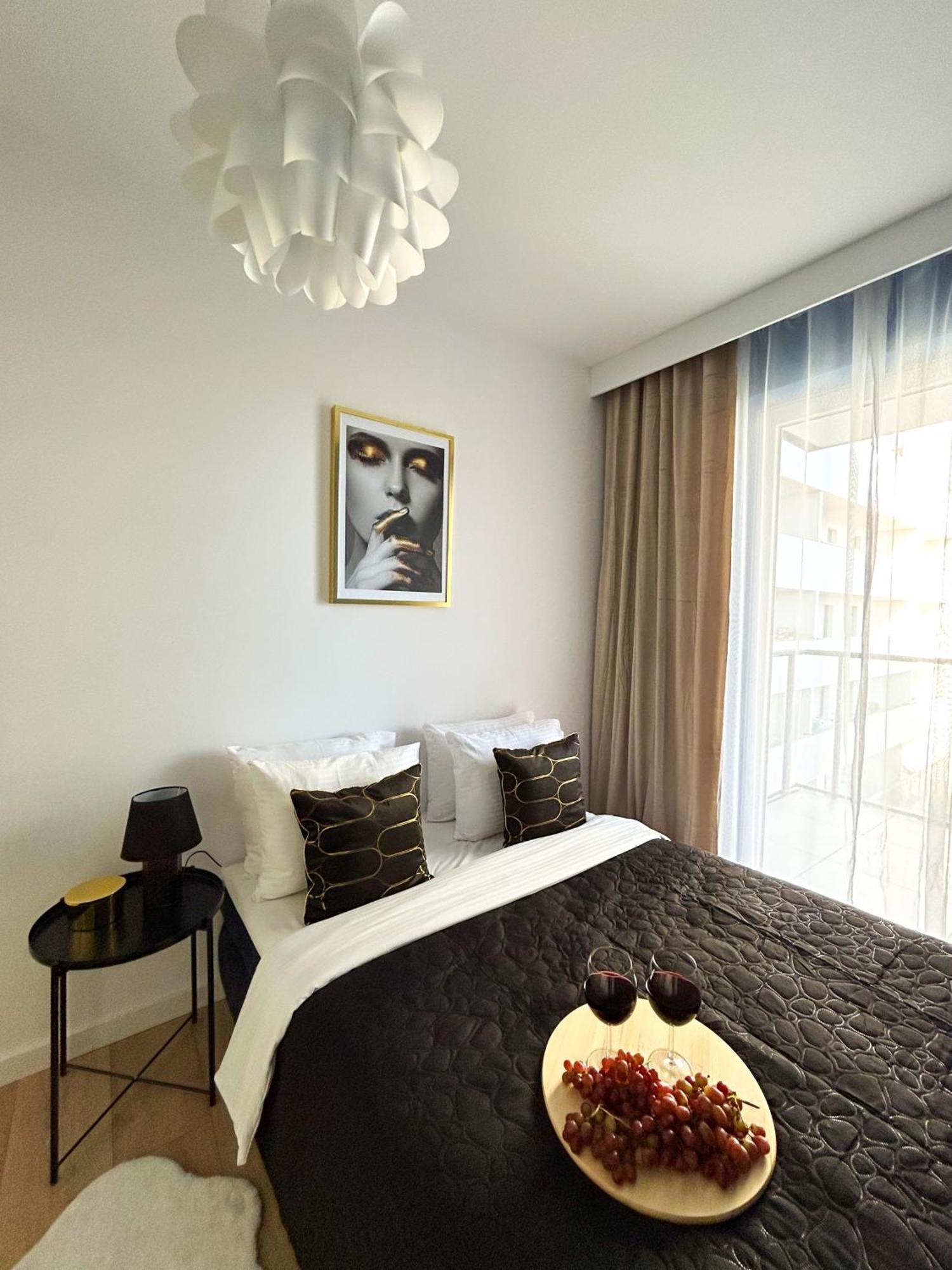Lumina Stylish 3-Room Apart With Balcony 우치 외부 사진