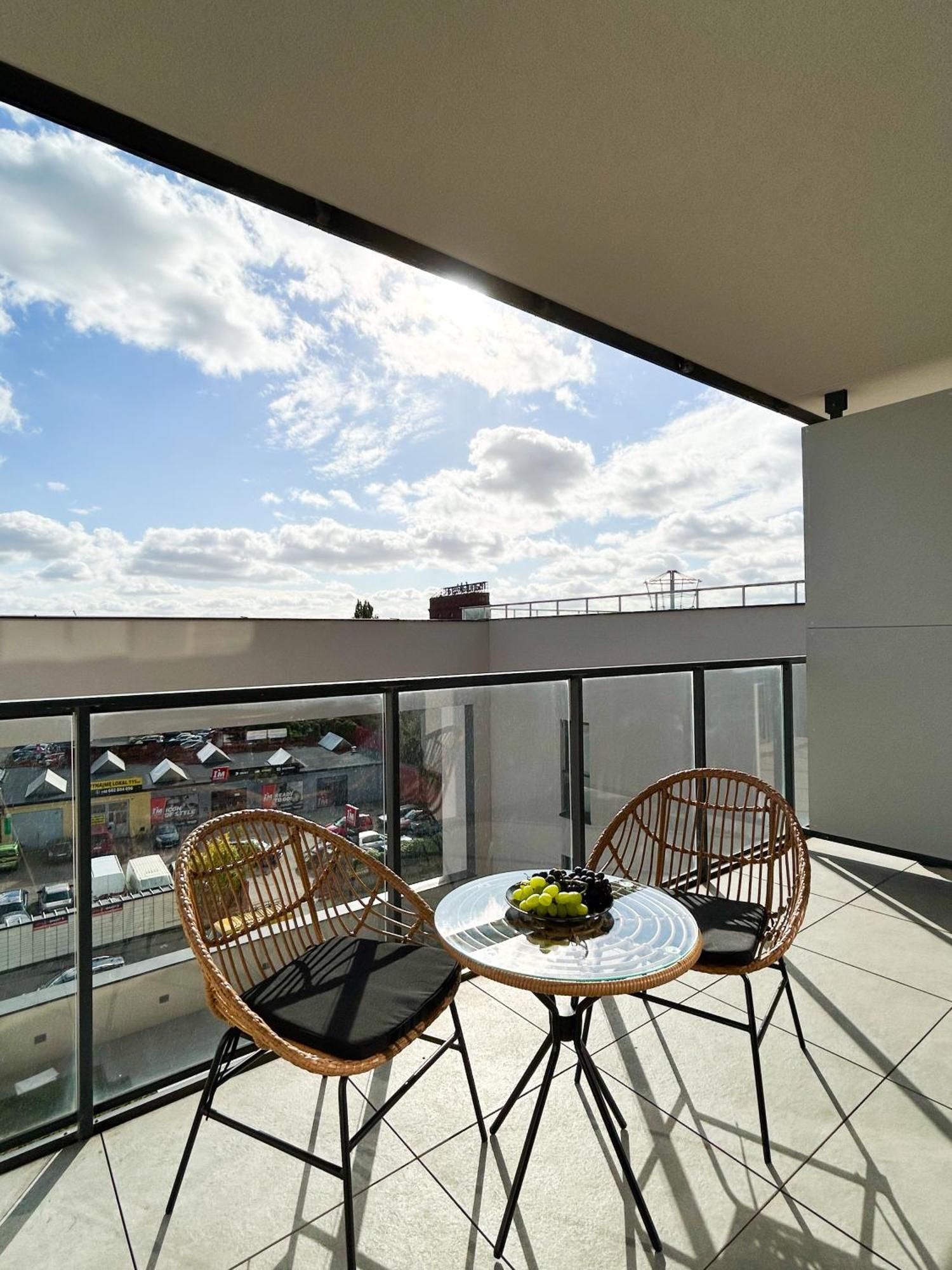 Lumina Stylish 3-Room Apart With Balcony 우치 외부 사진