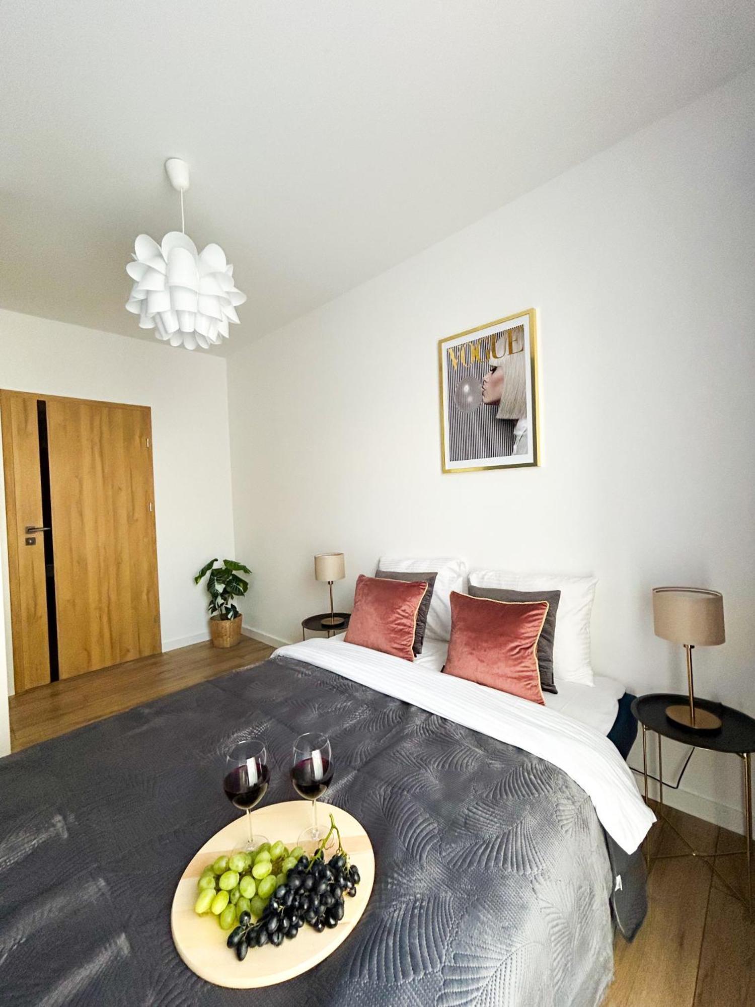 Lumina Stylish 3-Room Apart With Balcony 우치 외부 사진